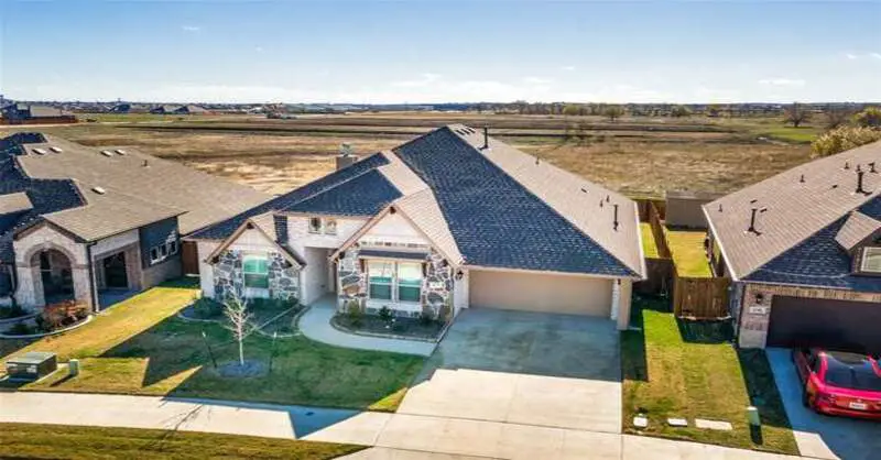 Discover Fort Worth's suburban gems: Benbrook's lakeside retreat, Saginaw's community spirit, Burleson's historical blend, Keller's upscale allure, Mansfield's education hub, and Aledo's rural charm. Explore trends shaping these areas and the future of Fort Worth's suburban real estate. Find your perfect suburban haven in the Western Jewel of Texas.